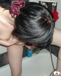 Hot brunette girlfriend shaving her pretty pussy