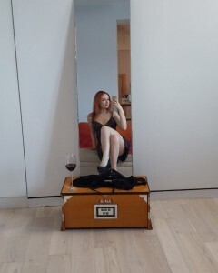 I just love taking nudes in the mirrors