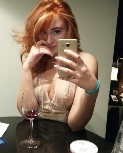 I just love taking nudes in the mirrors