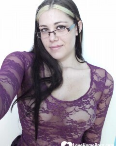 Nerdy chick spreads her legs before masturbating