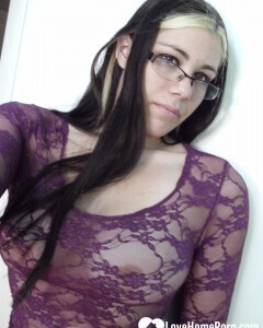 Nerdy chick spreads her legs before masturbating