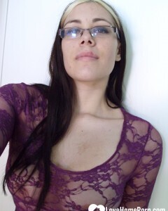 Nerdy chick spreads her legs before masturbating