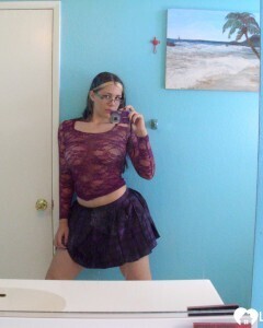 Nerdy chick spreads her legs before masturbating