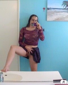 Nerdy chick spreads her legs before masturbating