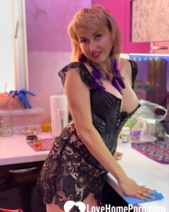 MILF next door seduces me with her tits