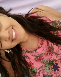 Woman with luscious curves fucks herself hard