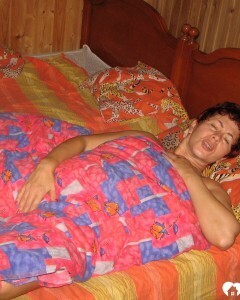 Redhead MILF pisses and takes a shower