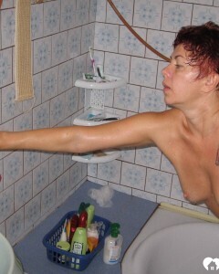 Redhead MILF pisses and takes a shower